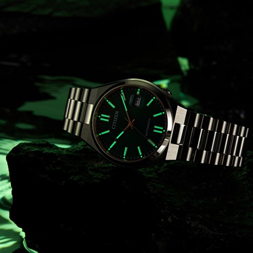 Dank gelb-grünem Leuchtmittel leuchten auch die Zeiger und Indexe